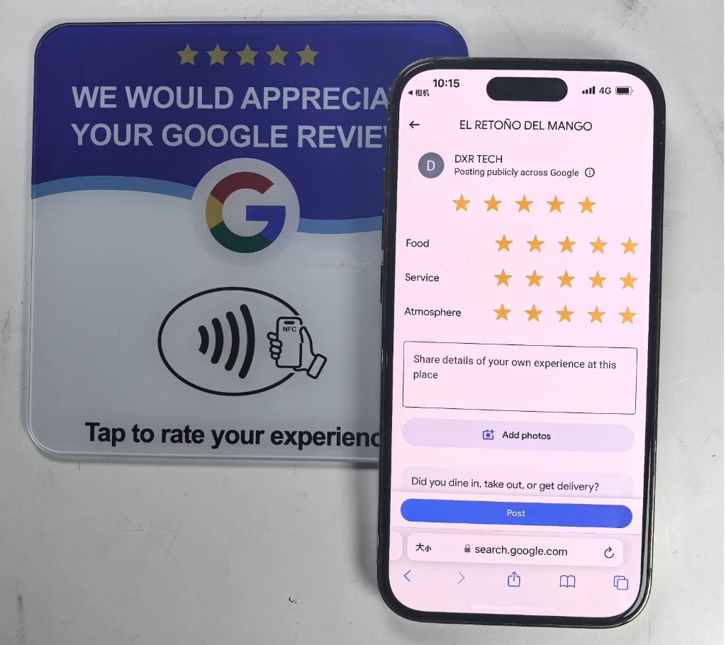 Tarjeta NFC junto al móvil que muestra la pantalla de Google con 5 estrellas seleccionadas y el campo para escribir la reseña