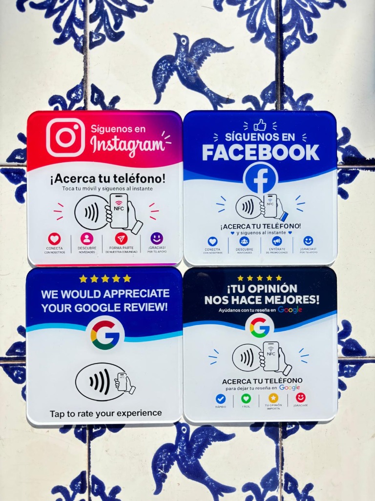 Las 4 tarjetas NFC de Villaceli dispuestas sobre azulejo andaluz azul y blanco